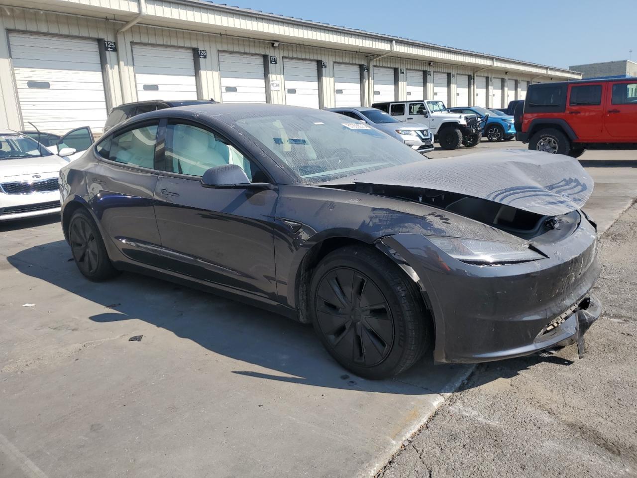 2025 Tesla Model 3 - Фото 4