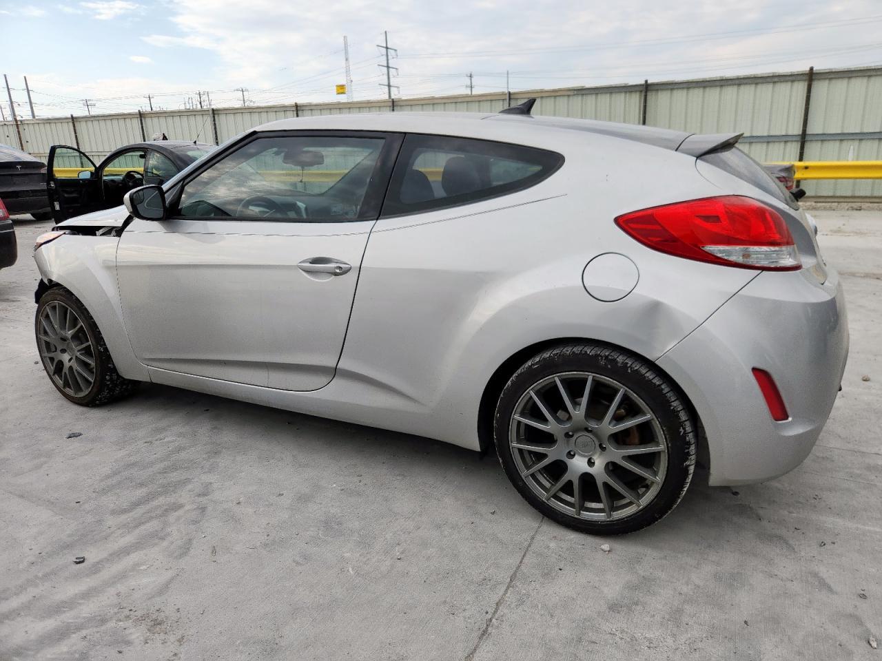 2016 Hyundai Veloster - Фото 2