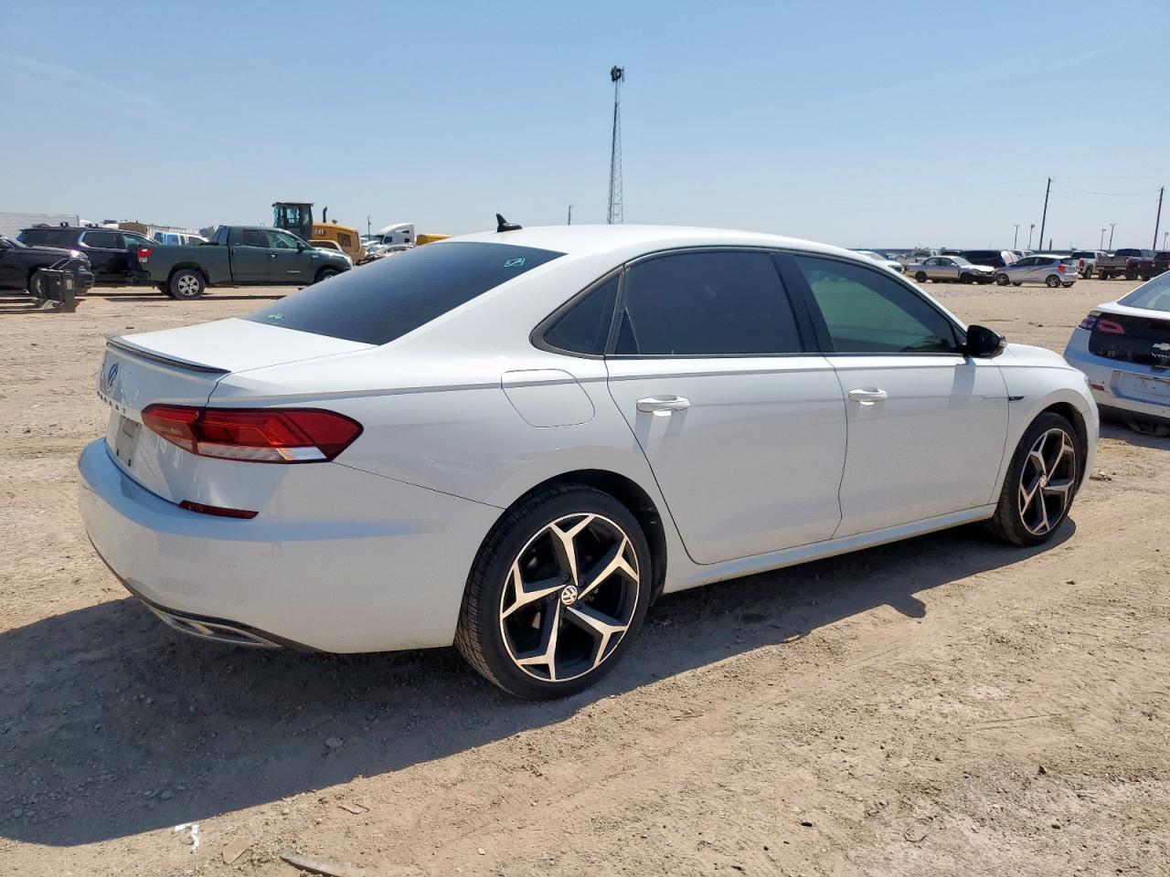 2020 Volkswagen Passat R-Line - Image 3