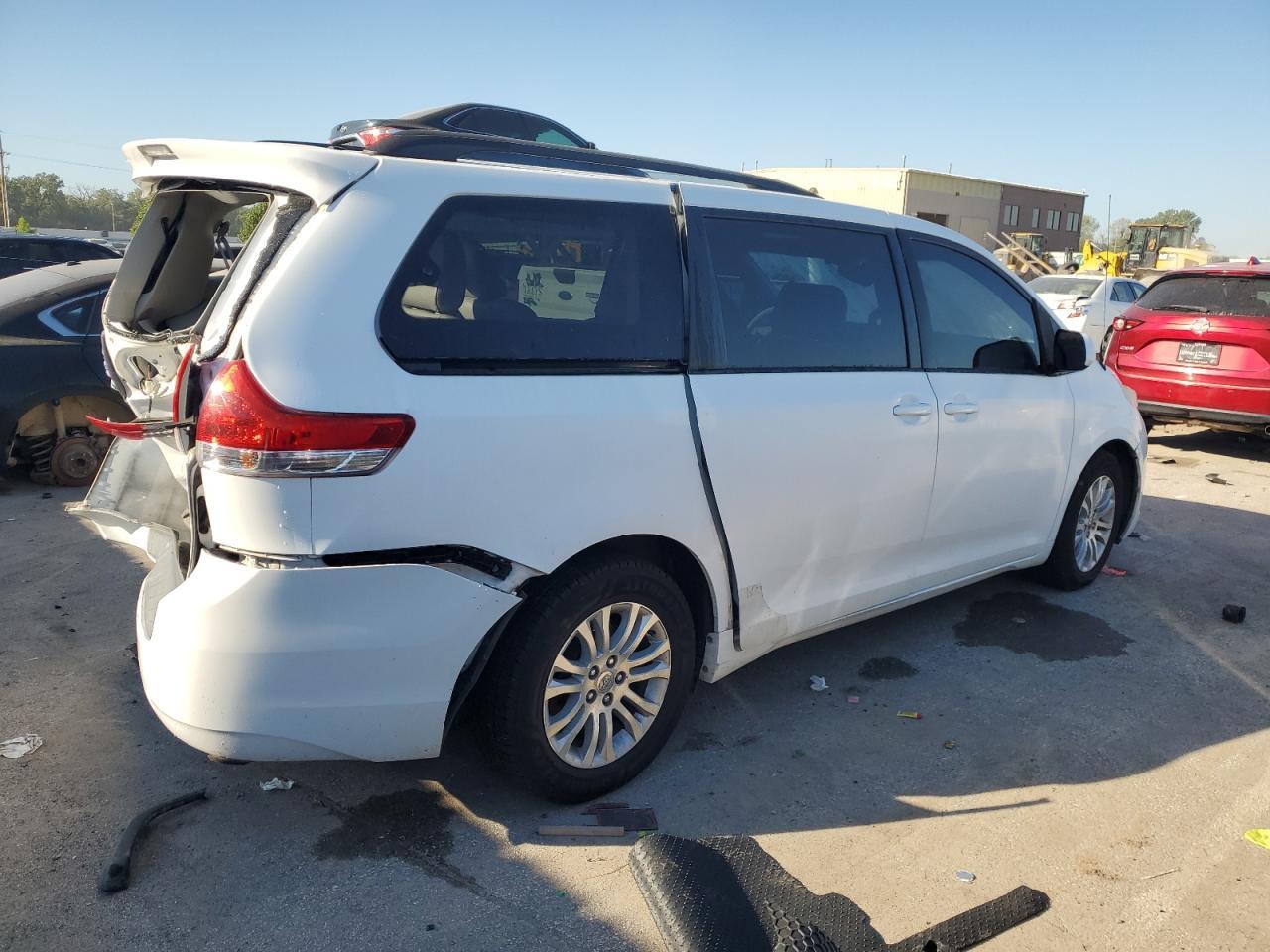 2011 Toyota Sienna Xle - Image 3