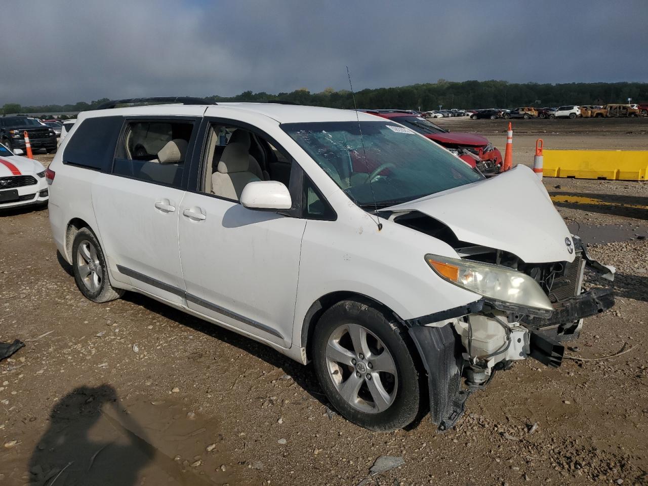 2011 Toyota Sienna Le - Фото 4