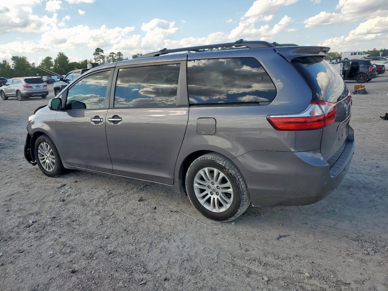 2017 Toyota Sienna Xle - Image 2