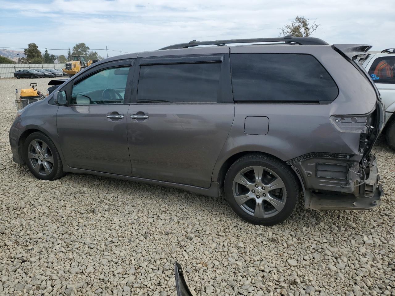 2017 Toyota Sienna Se - Фото 2