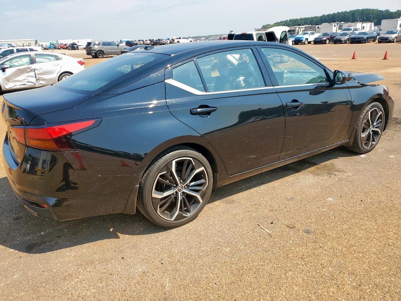 2024 Nissan Altima Sr - Фото 3