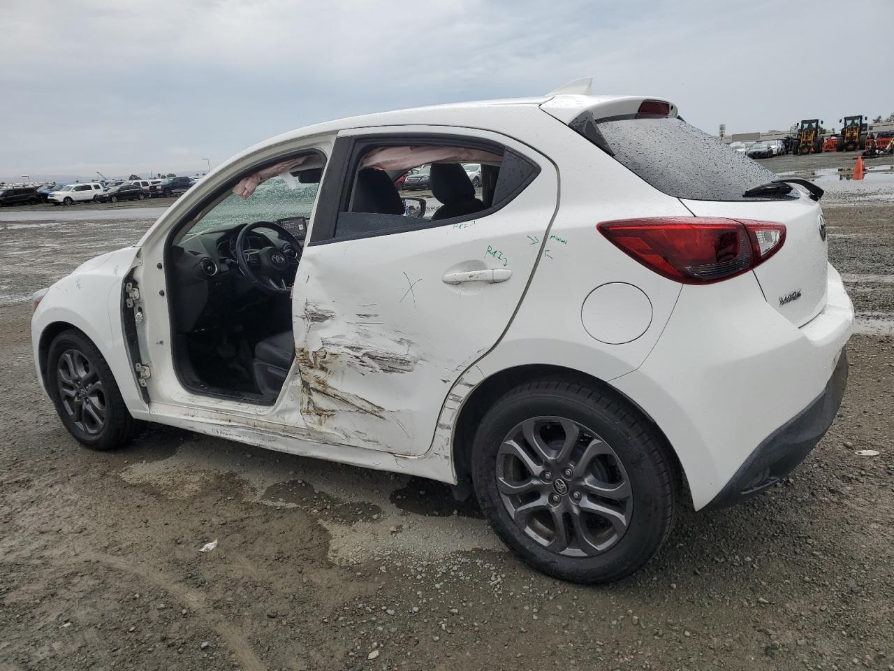 2020 Toyota Yaris Le - Фото 2