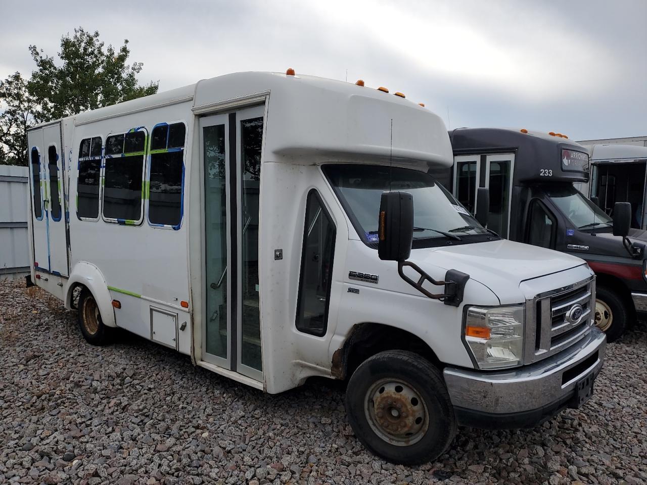 2015 Ford Econoline E350 Super Duty Cutaway Van - Фото 4