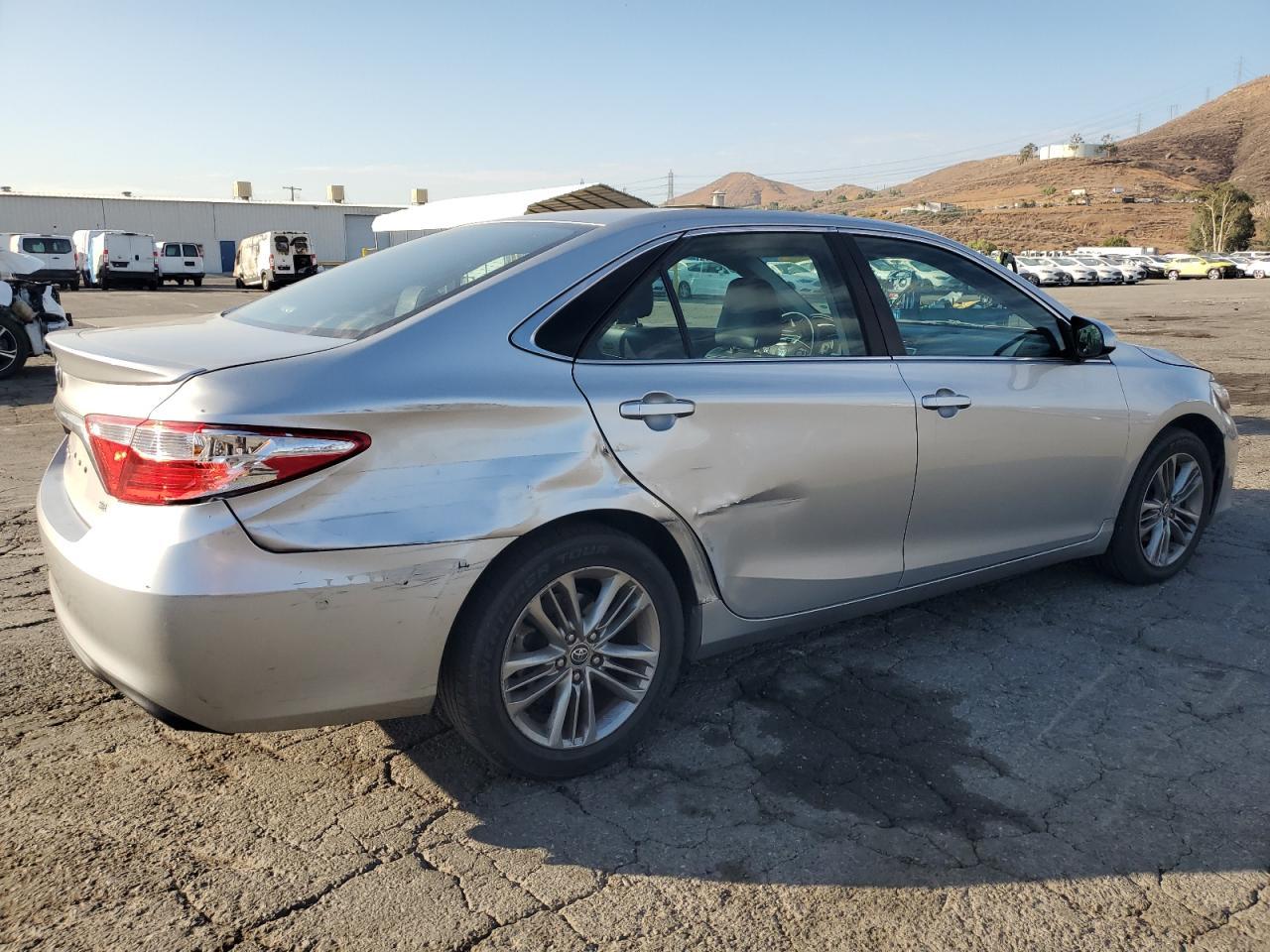 2015 Toyota Camry Le - Фото 3