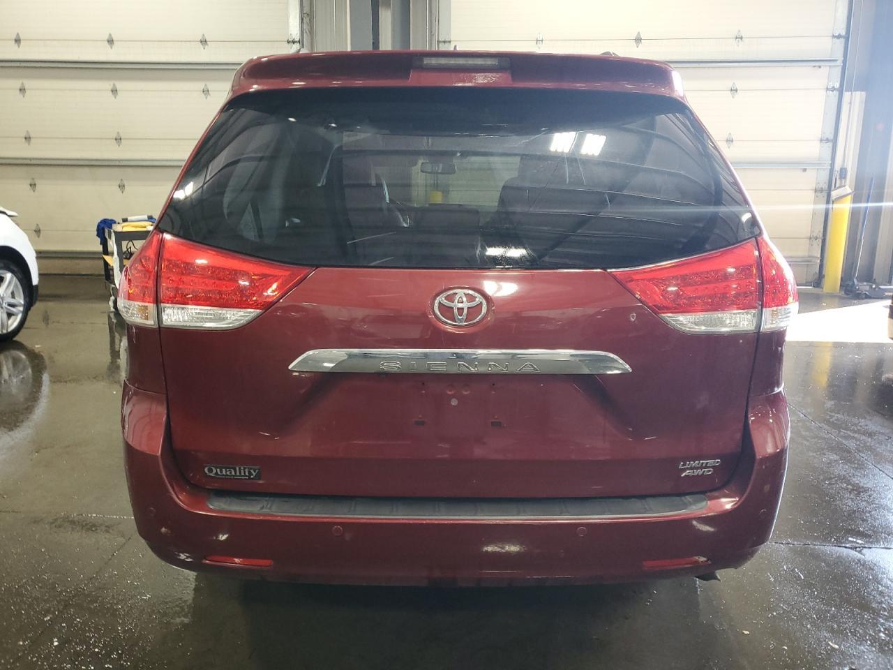 2012 Toyota Sienna Limited 7-Passenger - Фото 6