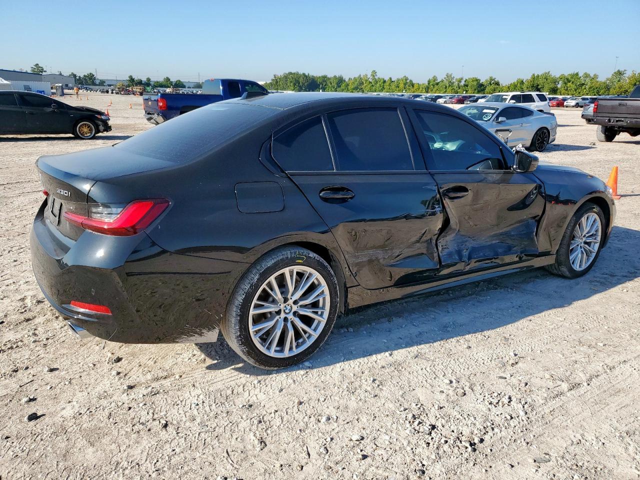 2023 BMW 330I - Фото 3