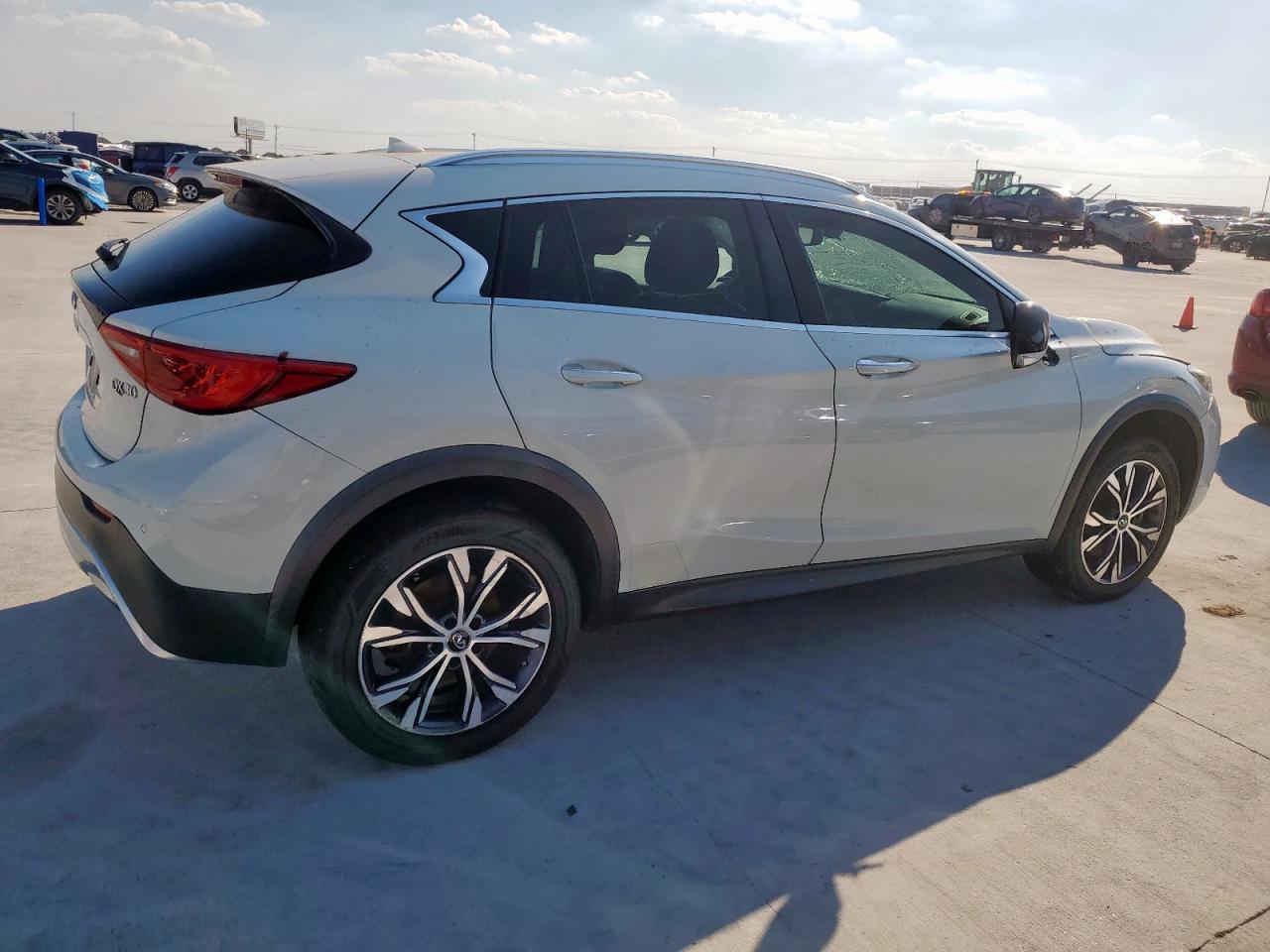 2017 Infiniti Qx30 Base - Image 3