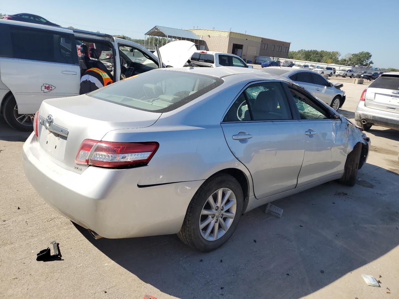 2011 Toyota Camry Se - Image 3