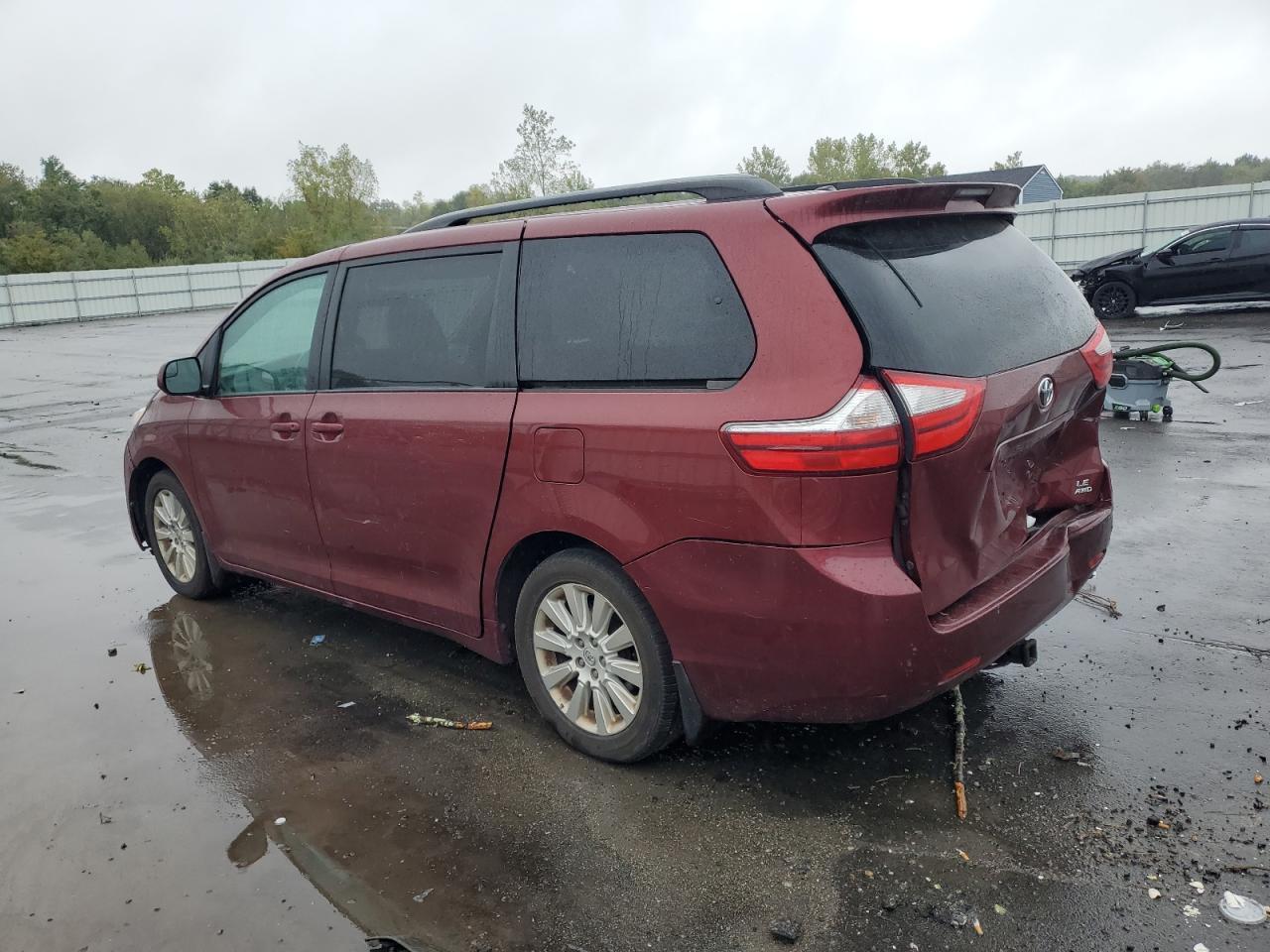 2015 Toyota Sienna Le - Image 2