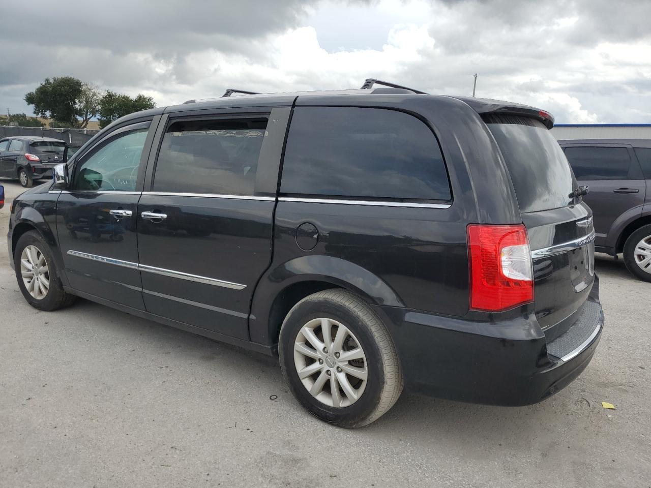 2014 Chrysler Town & Country Limited - Image 2