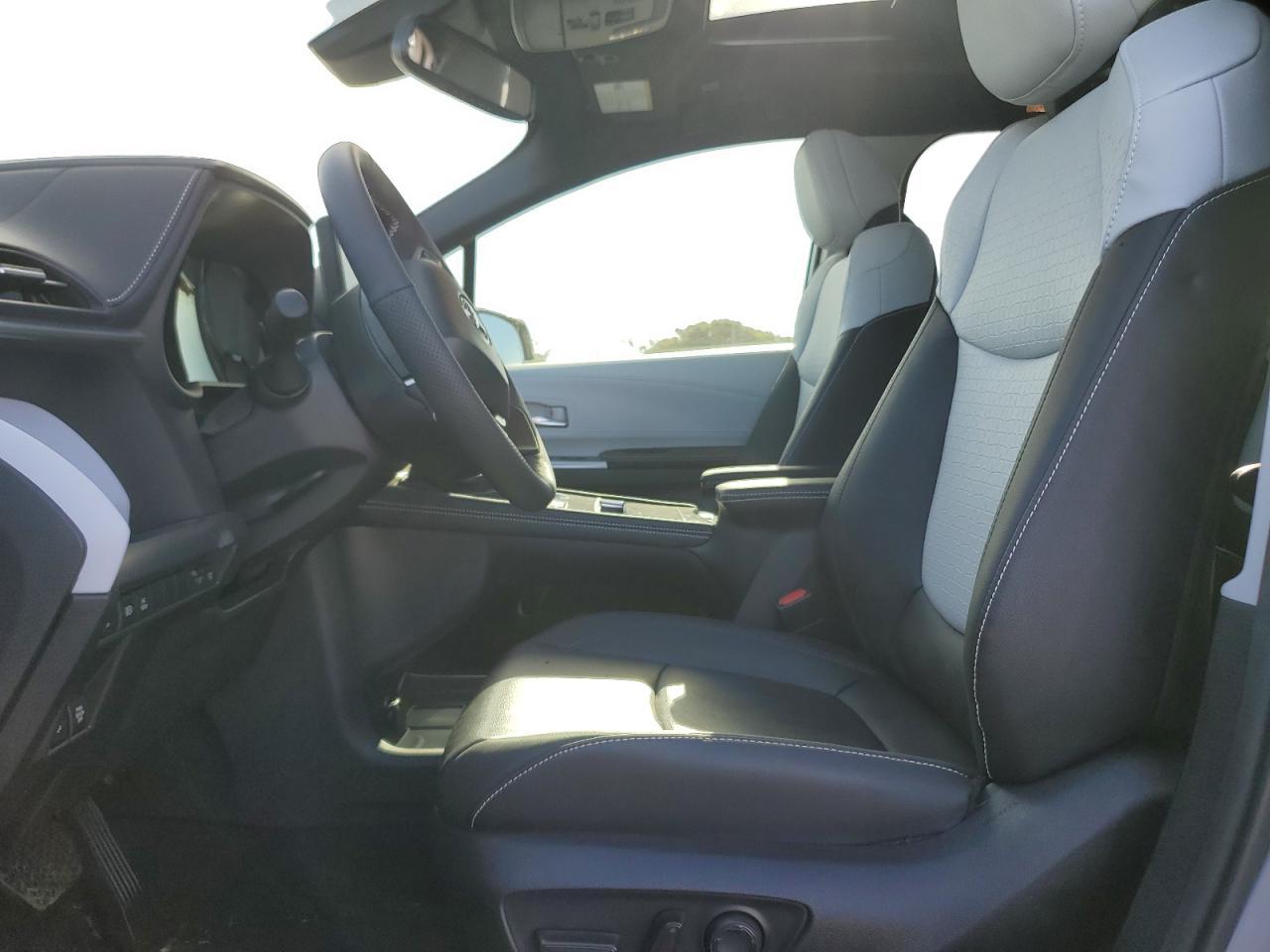 2025 Toyota Sienna Xse - Image 7