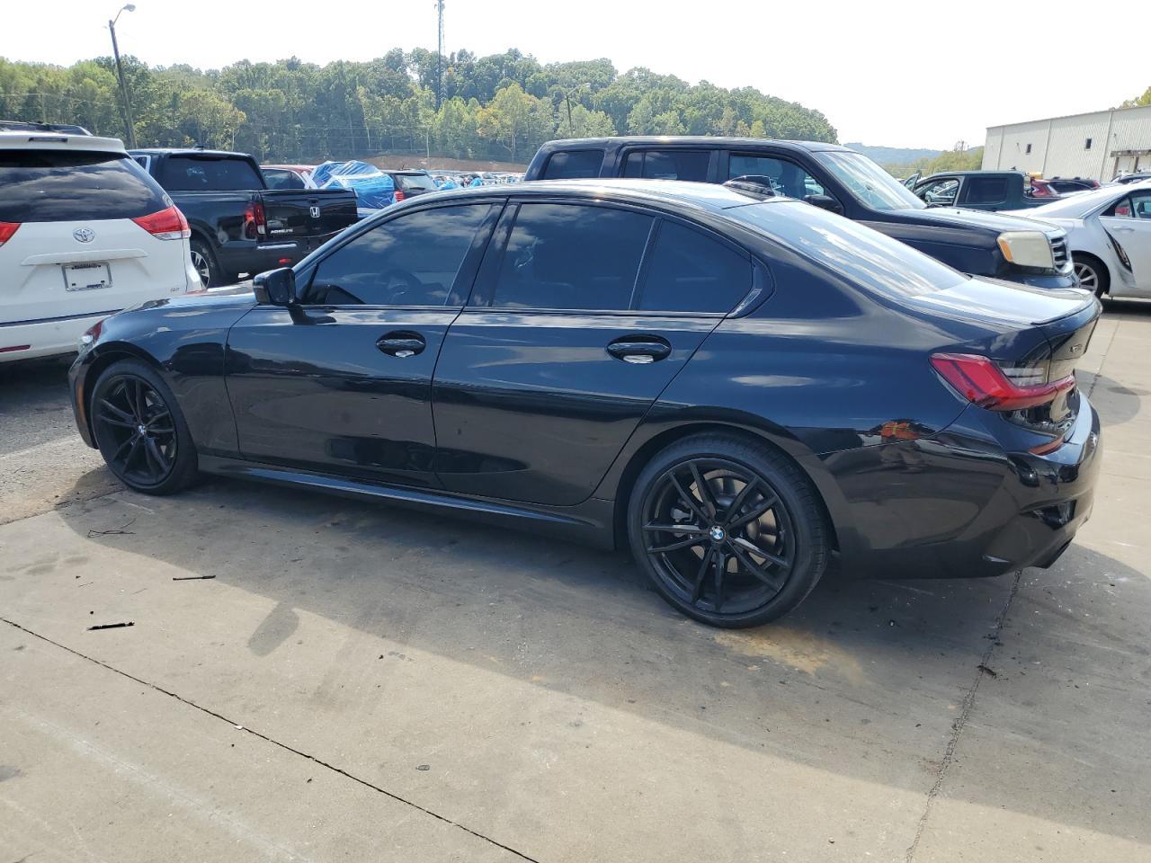 2022 BMW 330Xi - Фото 2