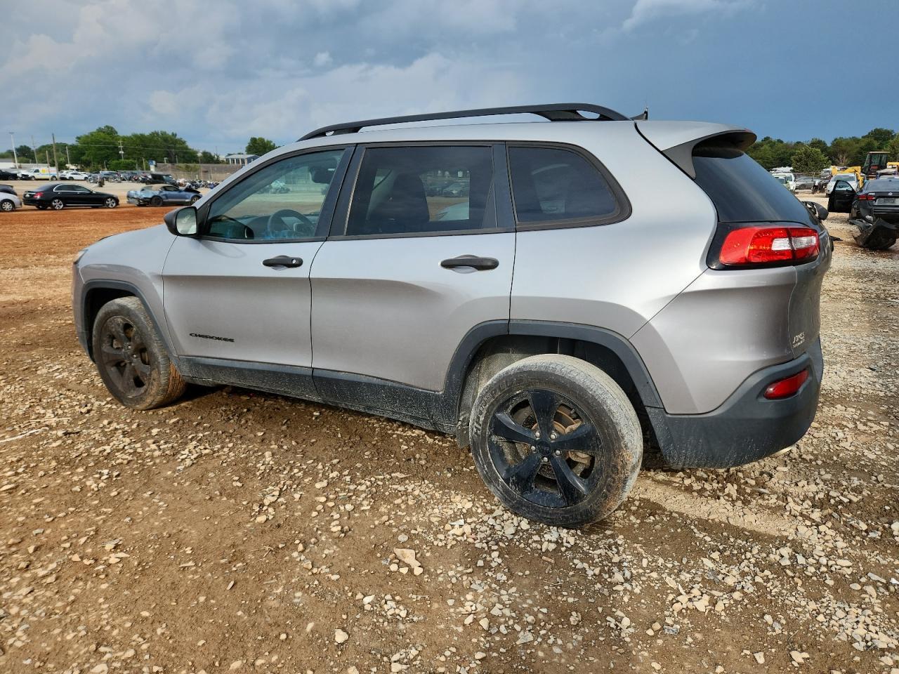 2016 Jeep Cherokee Sport - Фото 2