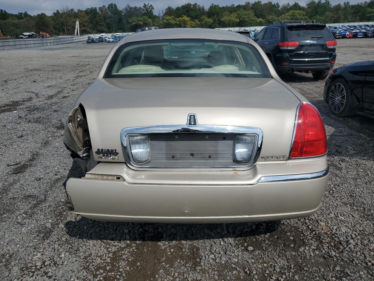 2008 Lincoln Town Car Signature Limited - Image 6