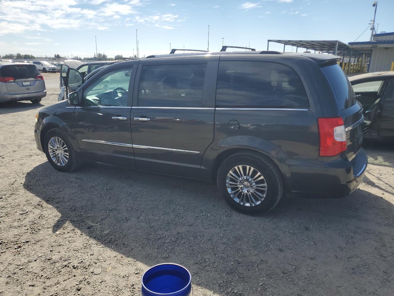 2011 Chrysler Town & Country Limited - Фото 2