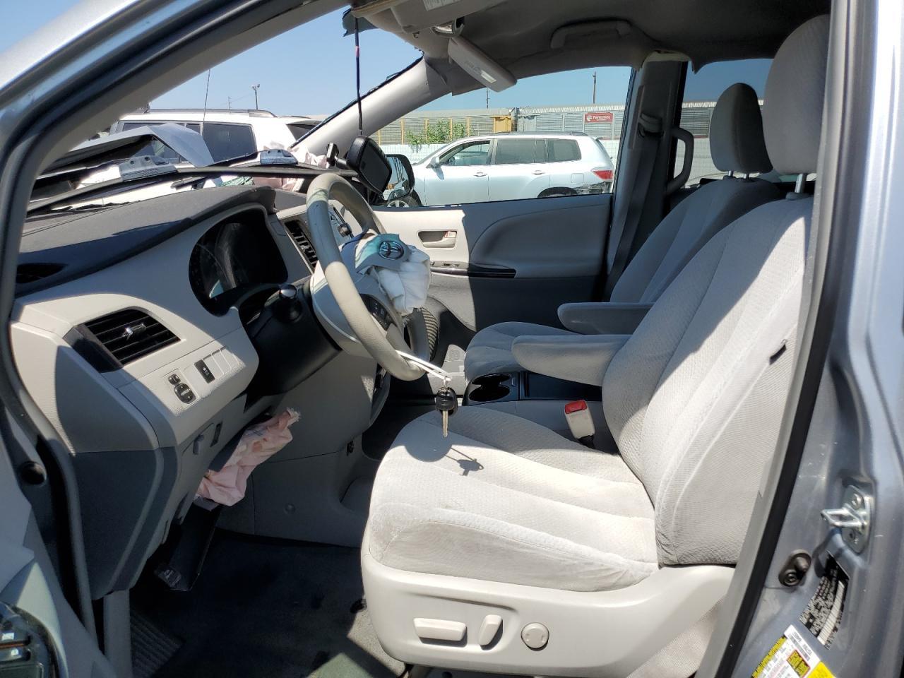 2014 Toyota Sienna Le - Image 7