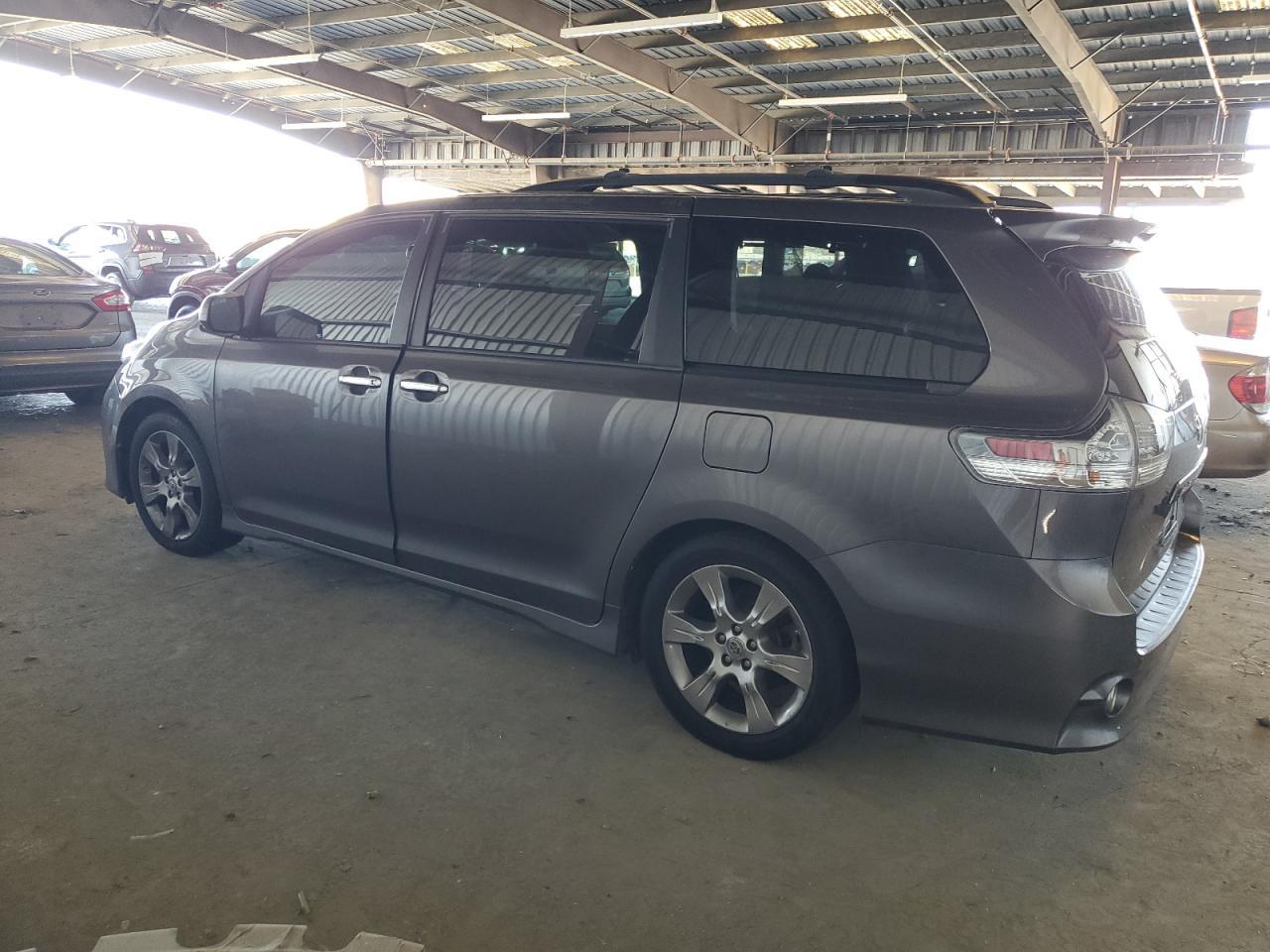 2014 Toyota Sienna Sport - Фото 2