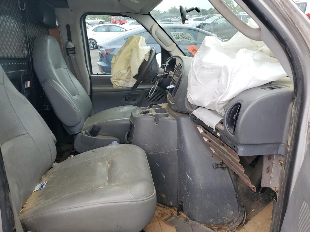 2003 Ford Econoline E250 Van - Фото 7