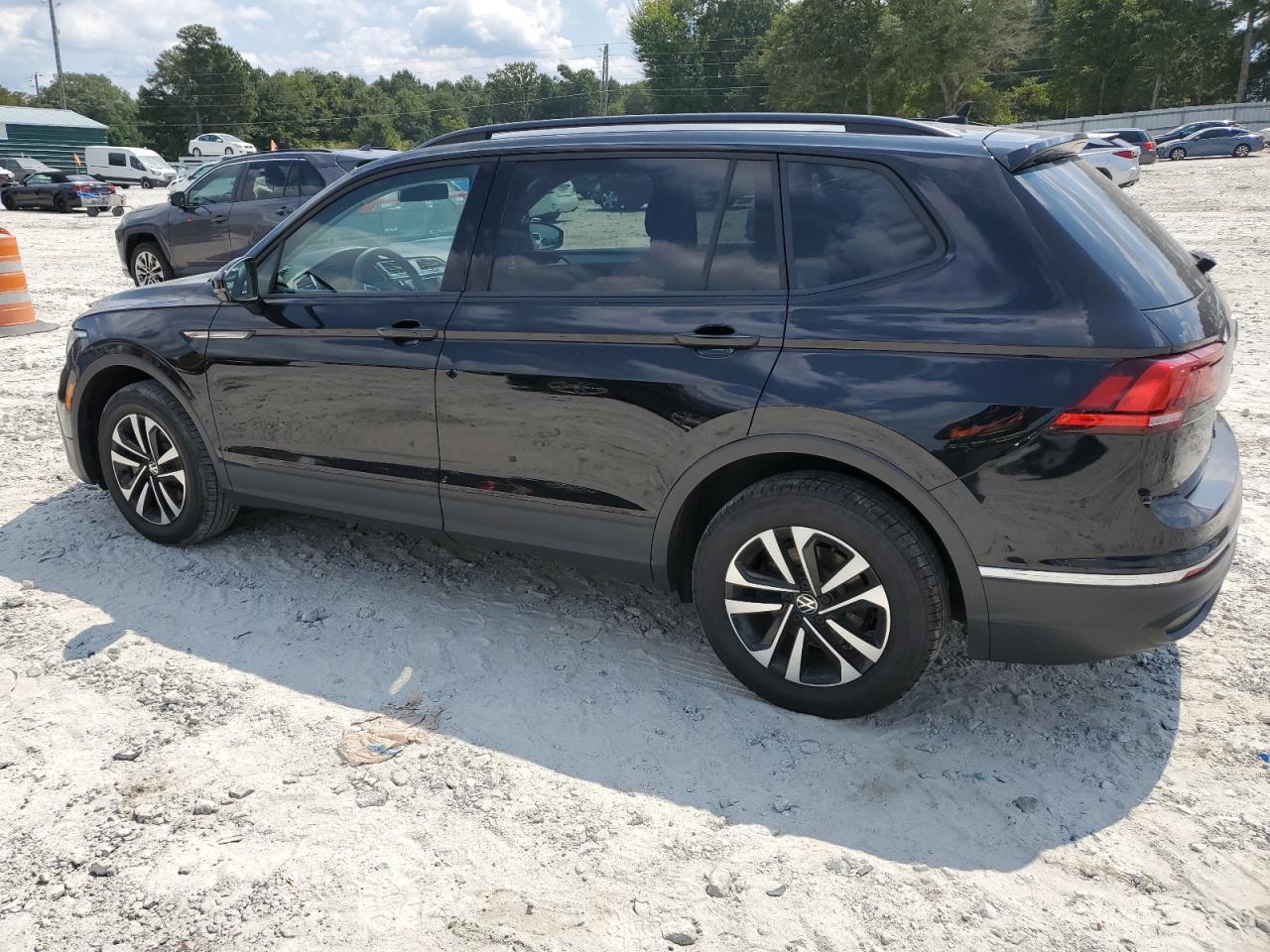2022 Volkswagen Tiguan S - Фото 2