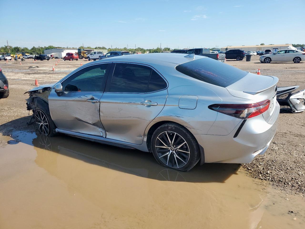 2022 Toyota Camry Se - Image 2