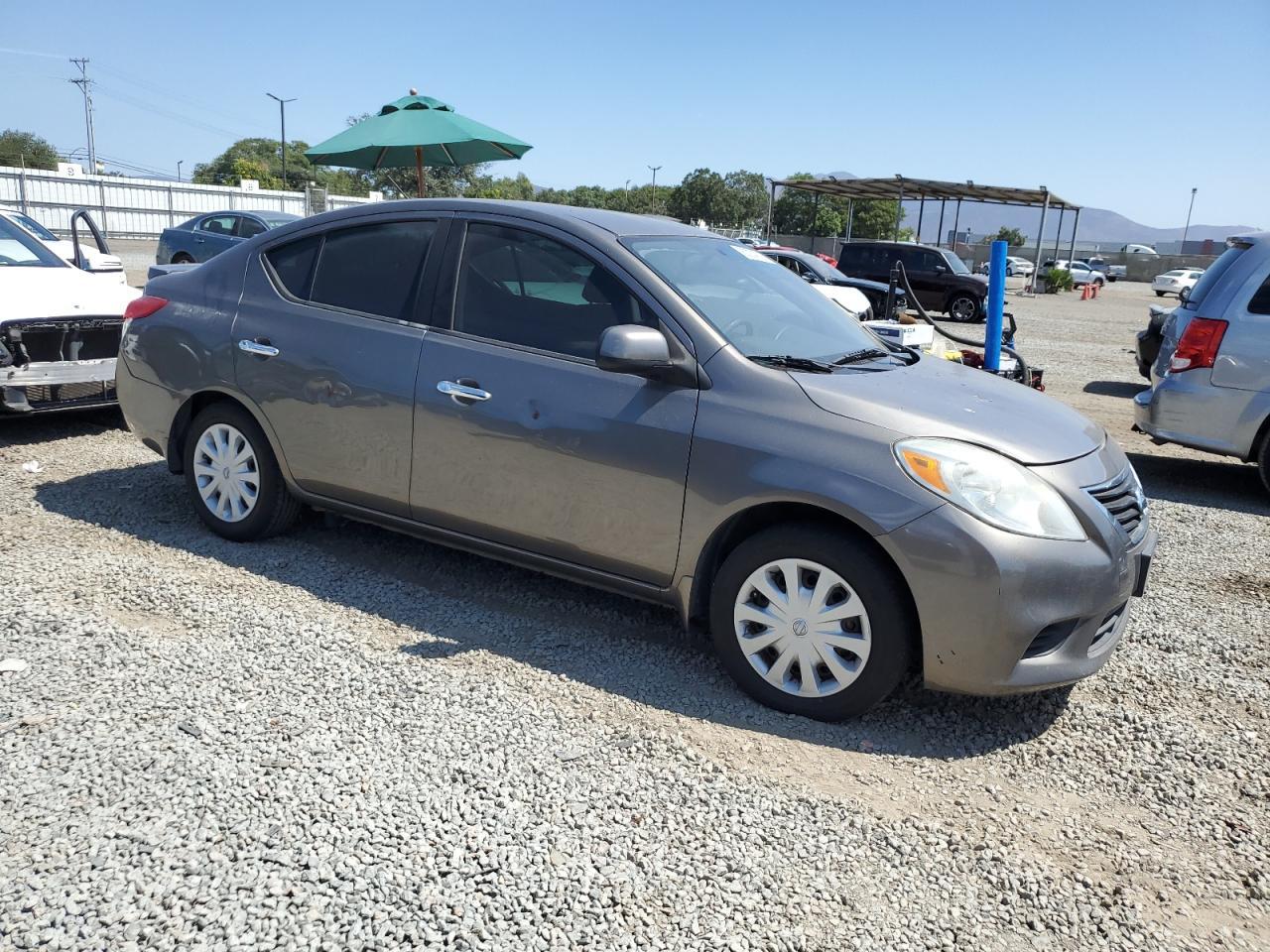 2013 Nissan Versa S - Фото 4