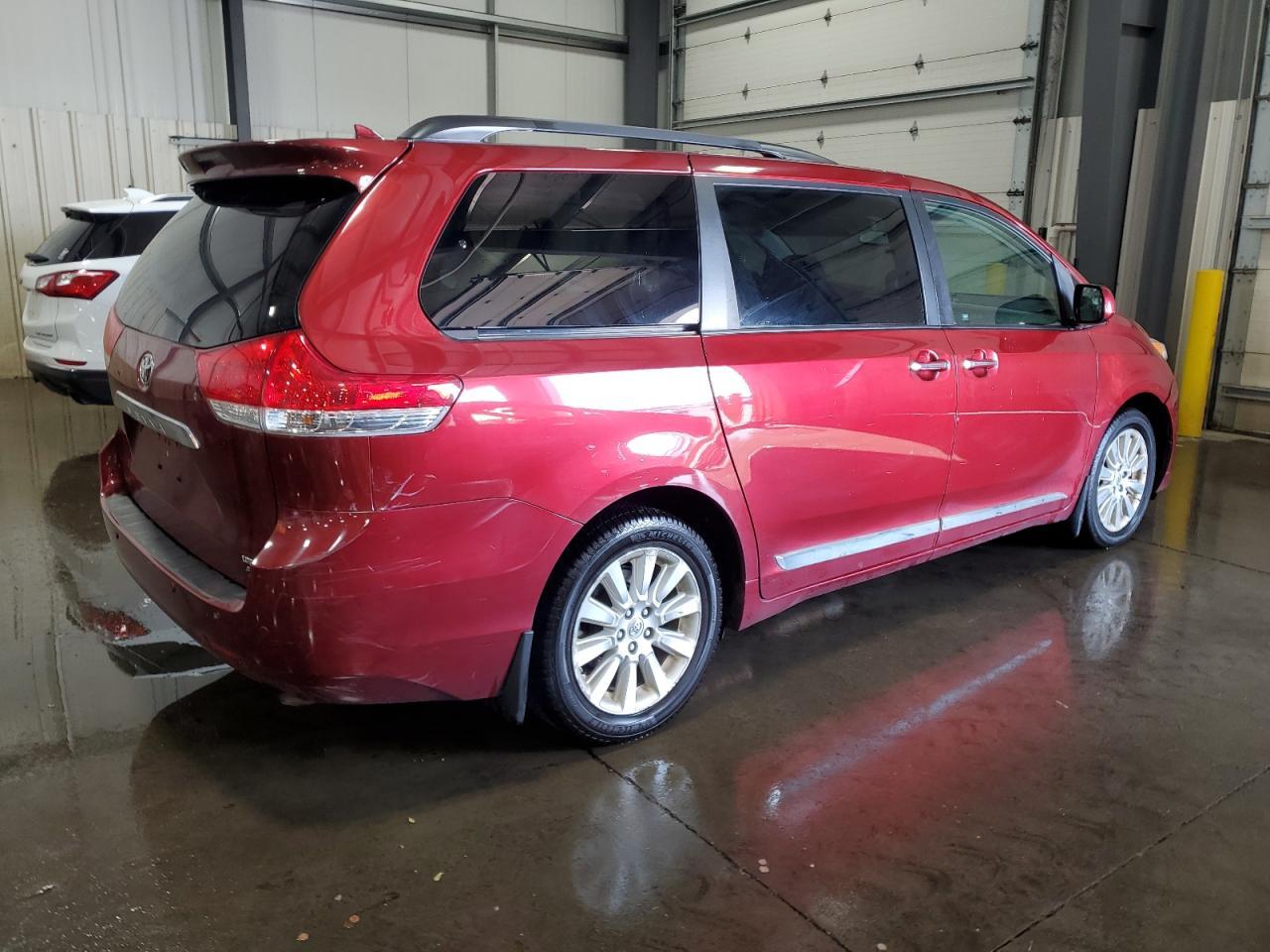 2012 Toyota Sienna Limited 7-Passenger - Фото 3