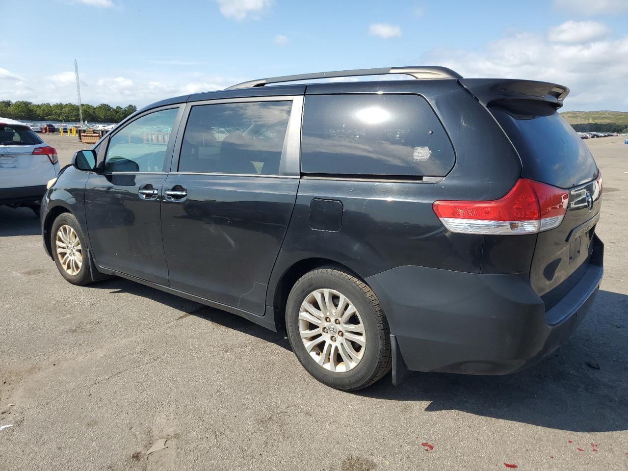2013 Toyota Sienna Xle - Image 2