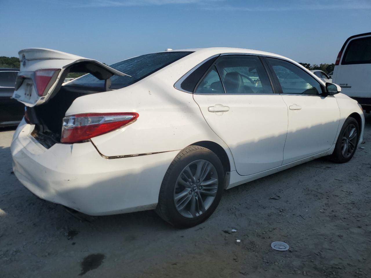 2016 Toyota Camry Le - Фото 3