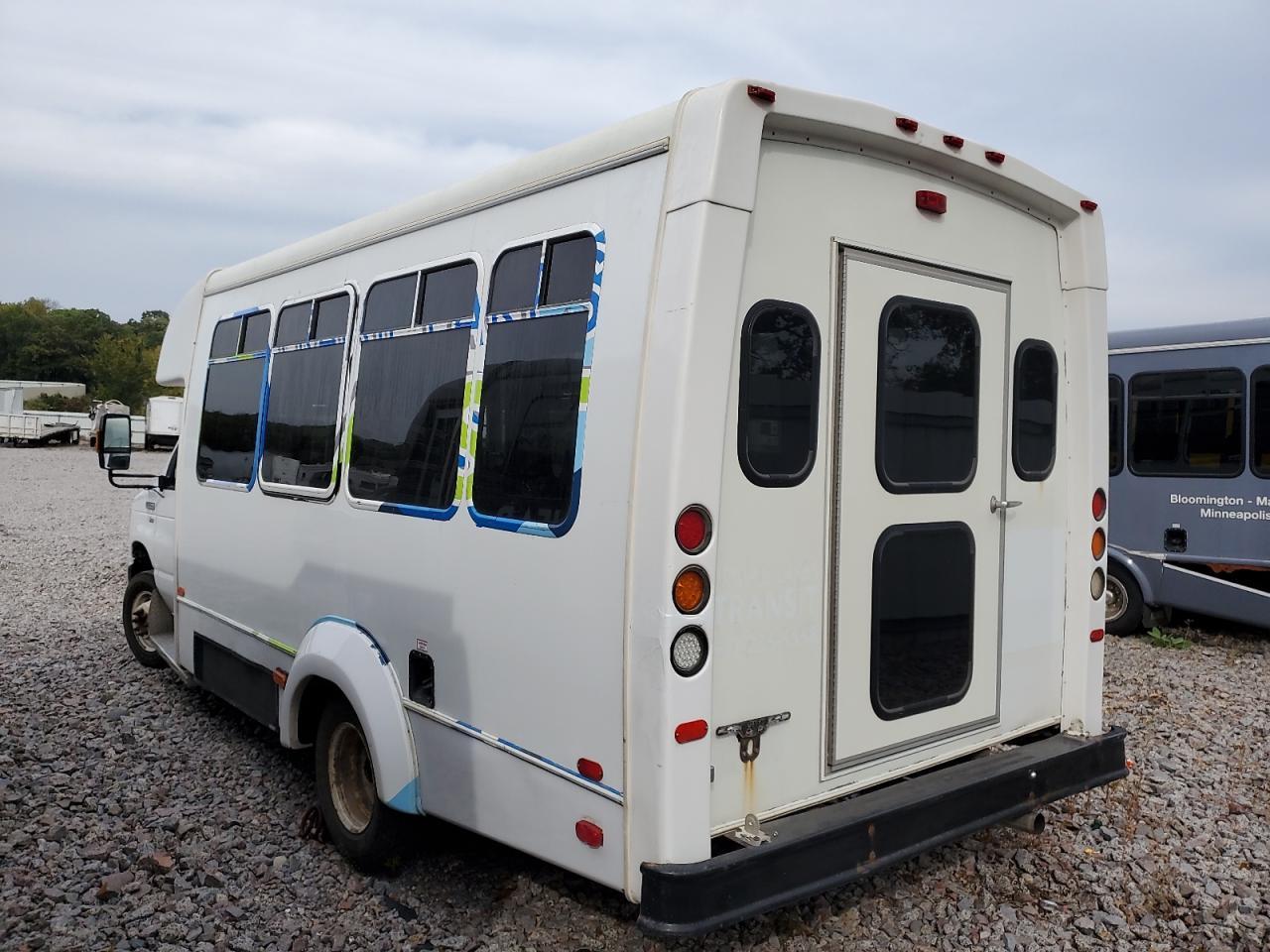 2015 Ford Econoline E350 Super Duty Cutaway Van - Фото 2