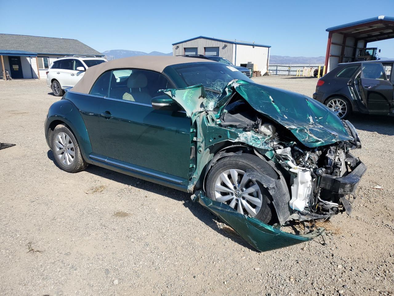 2017 Volkswagen Beetle S/Se - Image 4