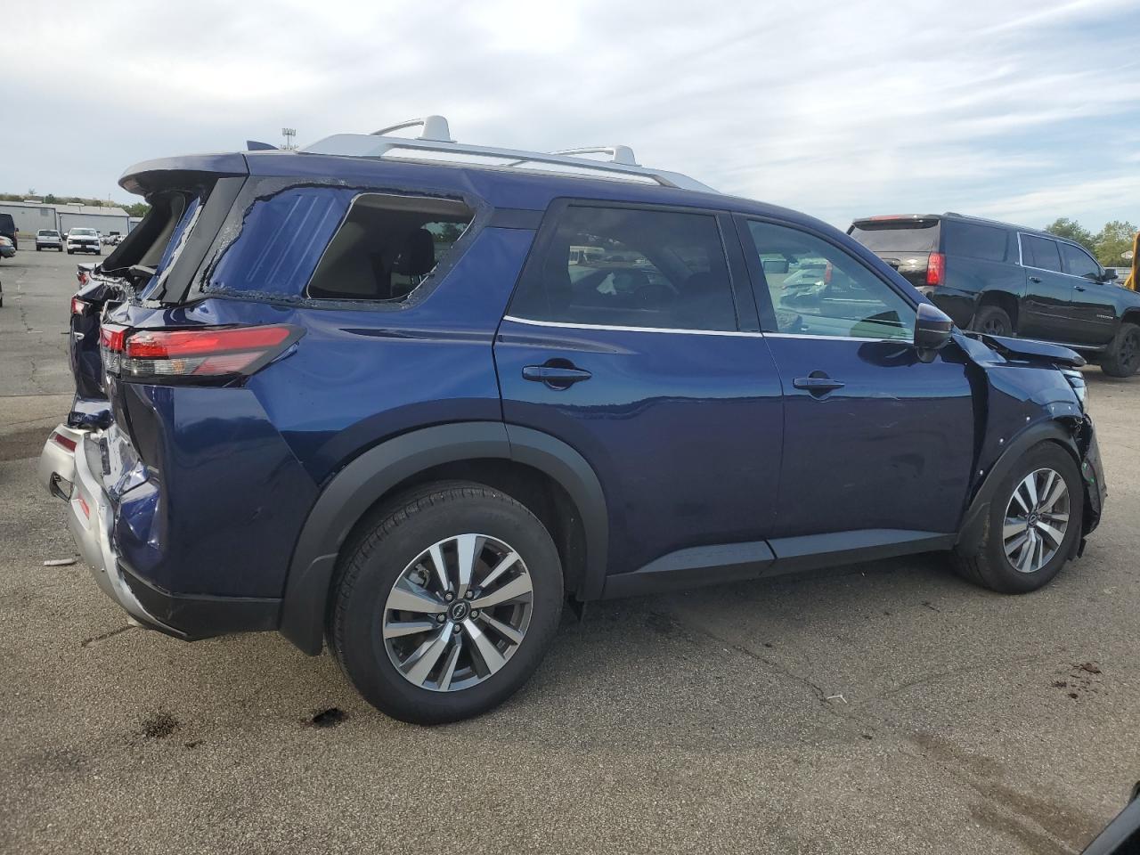2024 Nissan Pathfinder Sl - Image 3