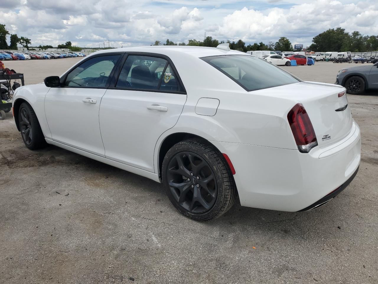 2023 Chrysler 300 Touring - Фото 2