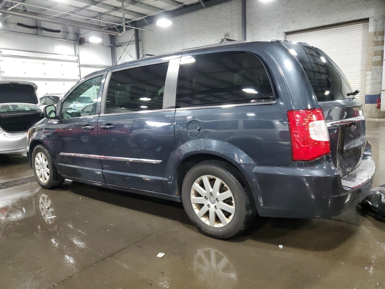 2014 Chrysler Town & Country Touring - Image 2