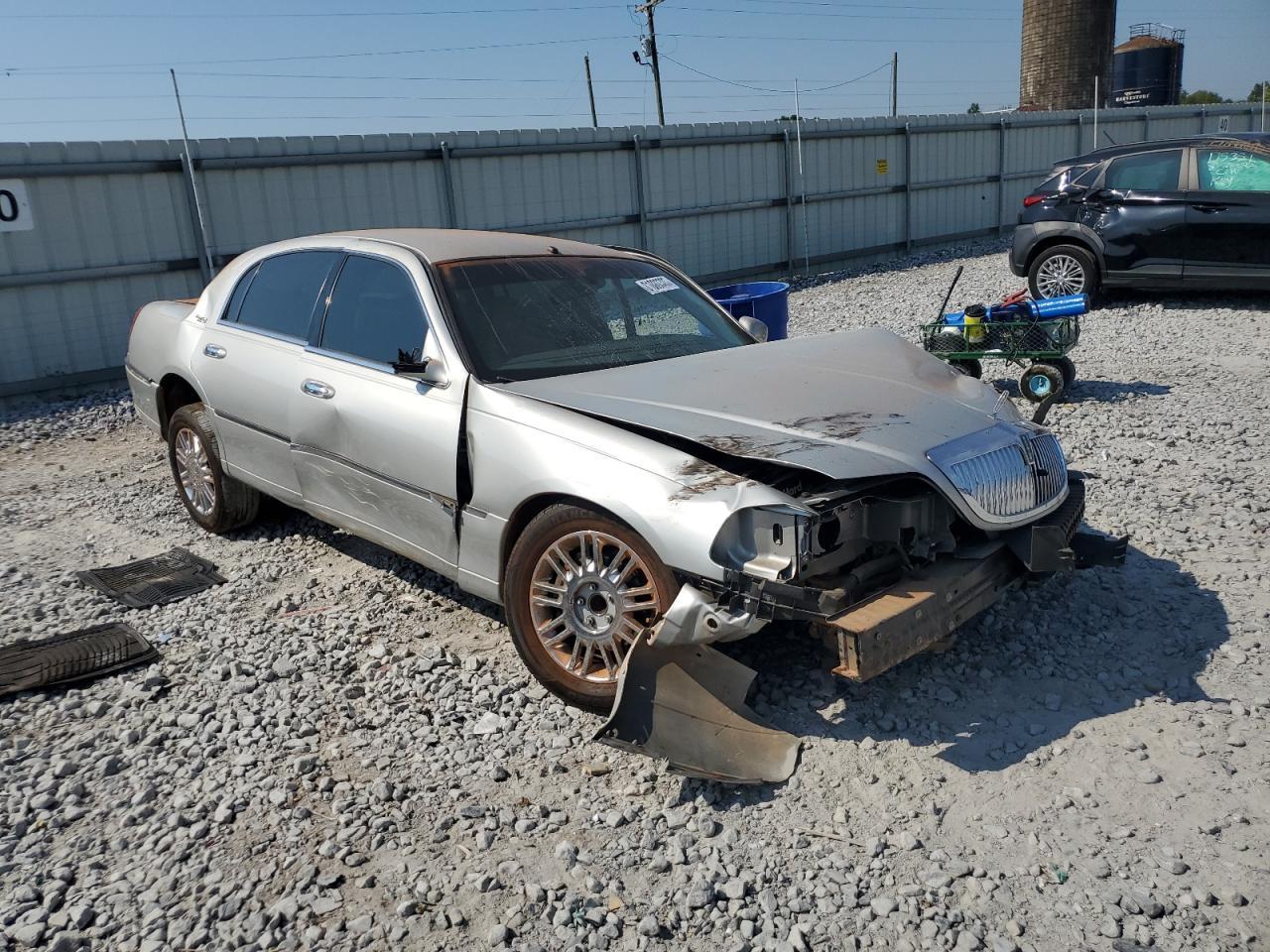 2008 Lincoln Town Car Signature Limited - Image 4