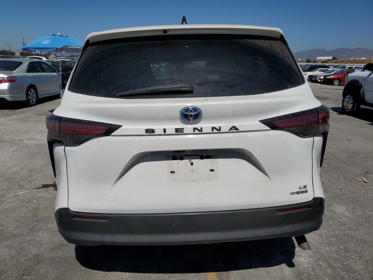 2021 Toyota Sienna Le - Image 6