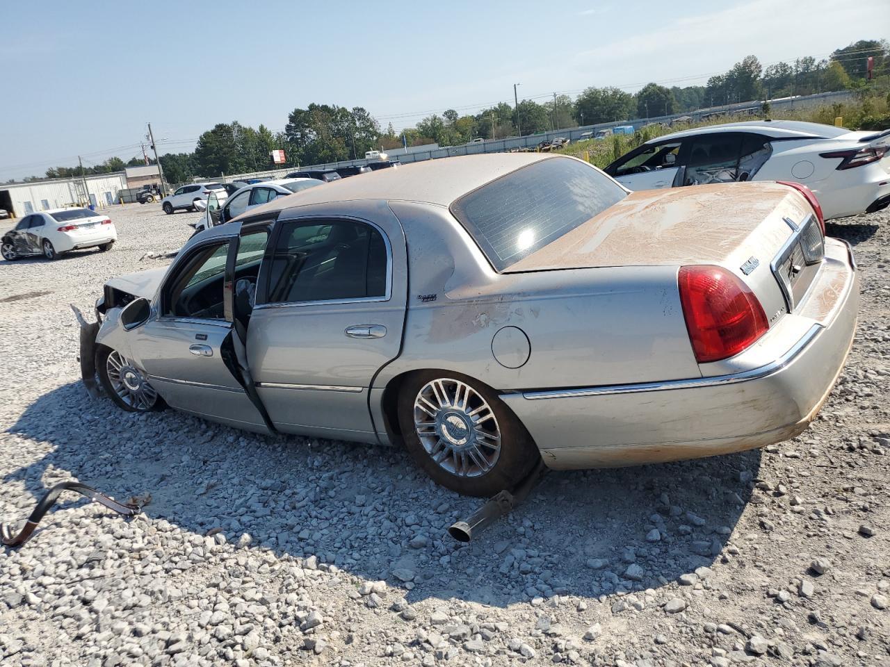 2008 Lincoln Town Car Signature Limited - Image 2