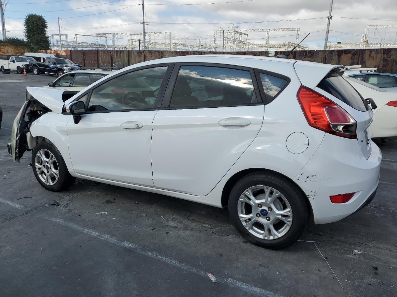 2015 Ford Fiesta Se - Фото 2