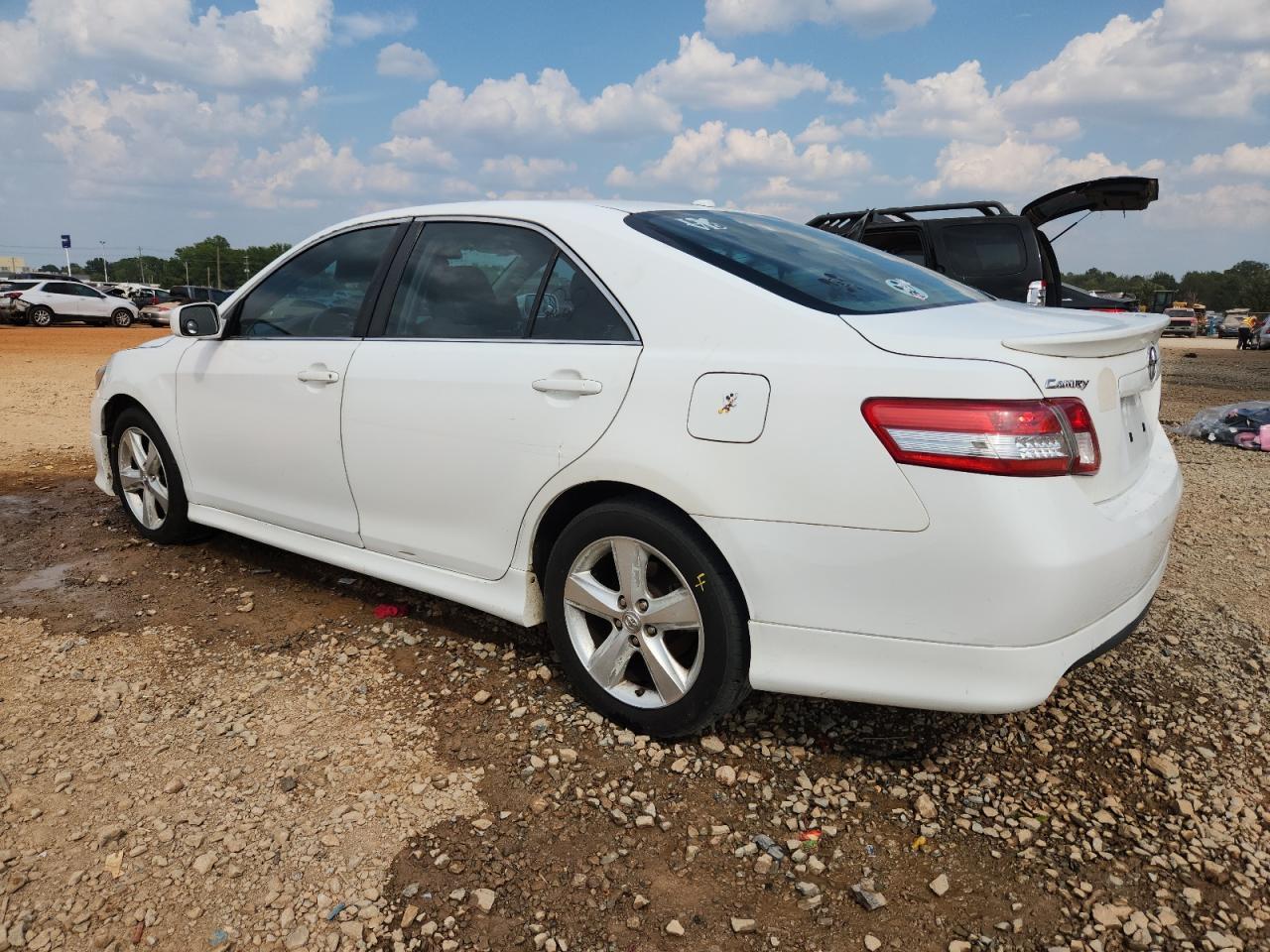 2011 Toyota Camry Base - Фото 2