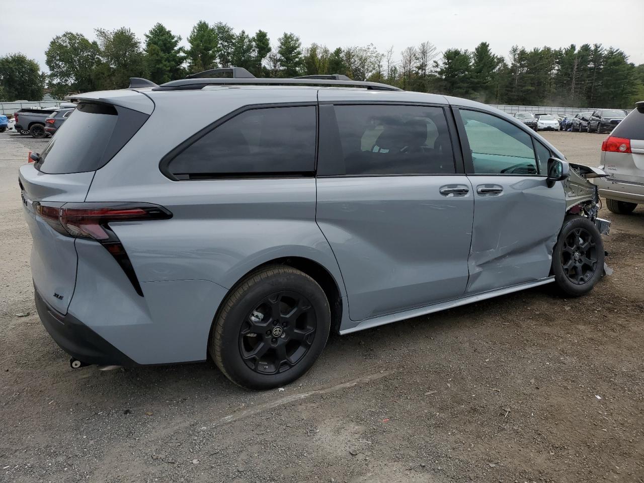 2025 Toyota Sienna Xse - Image 3