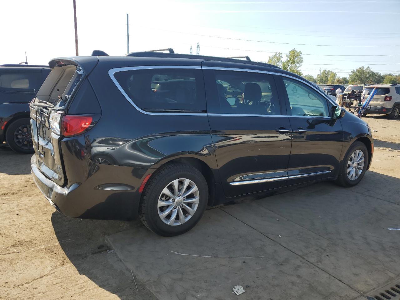 2017 Chrysler Pacifica Touring L - Фото 3