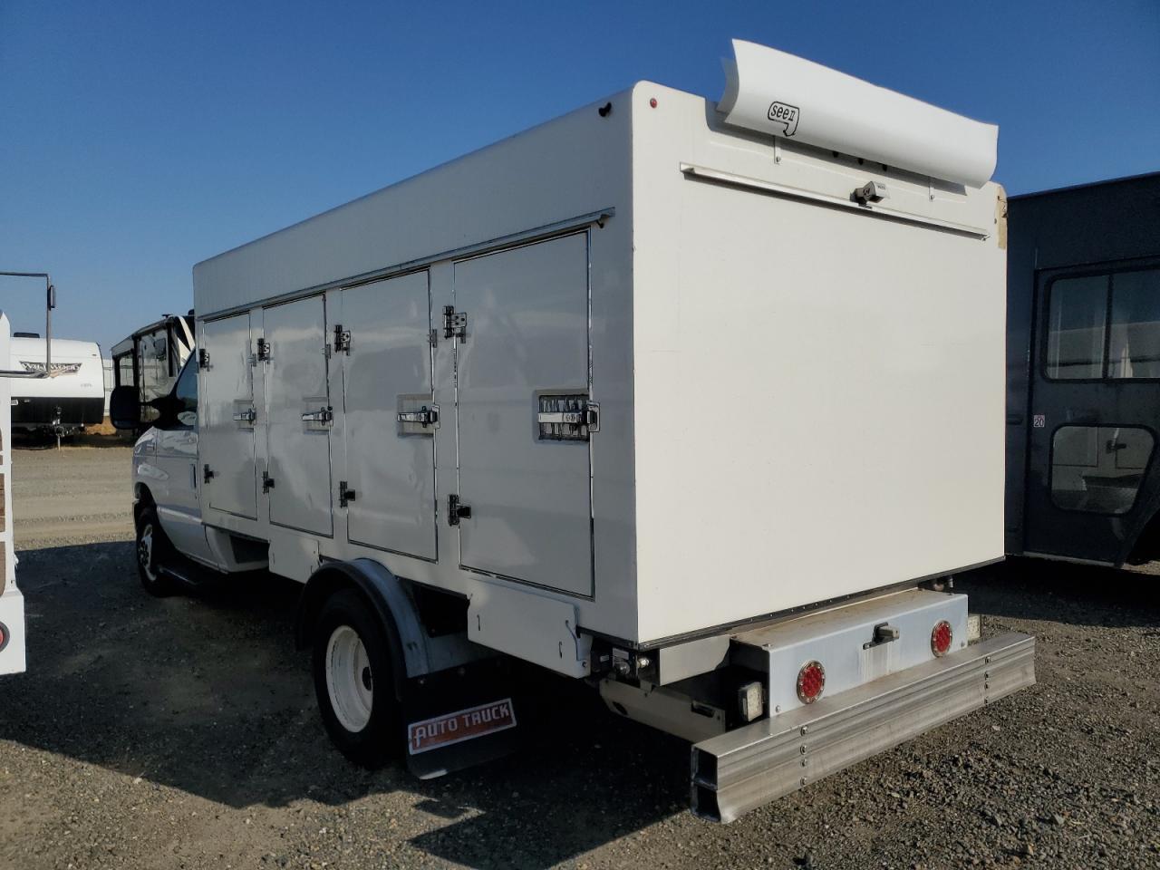 2017 Ford Econoline E450 Super Duty Cutaway Van - Фото 2