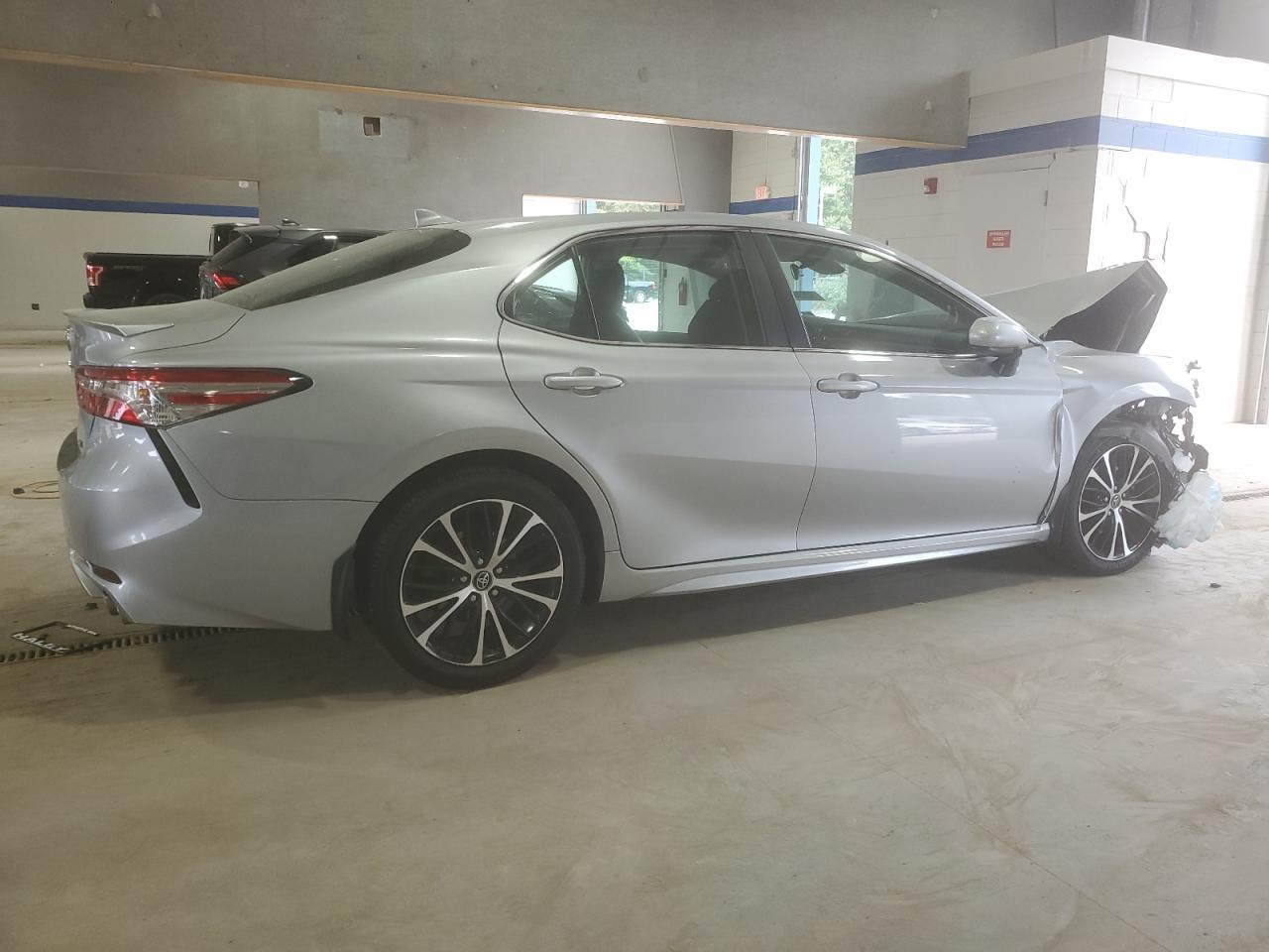 2020 Toyota Camry Se - Фото 3