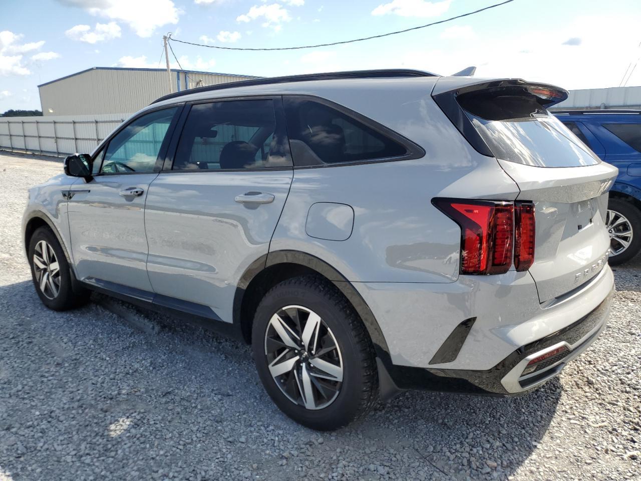 2022 Kia Sorento Ex - Image 2