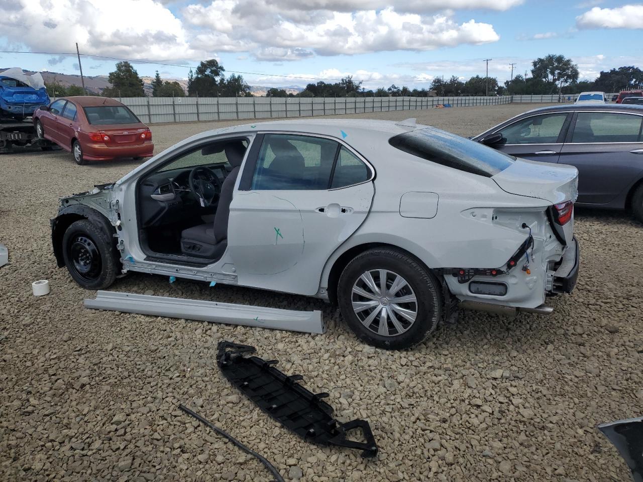 2022 Toyota Camry Le - Фото 2