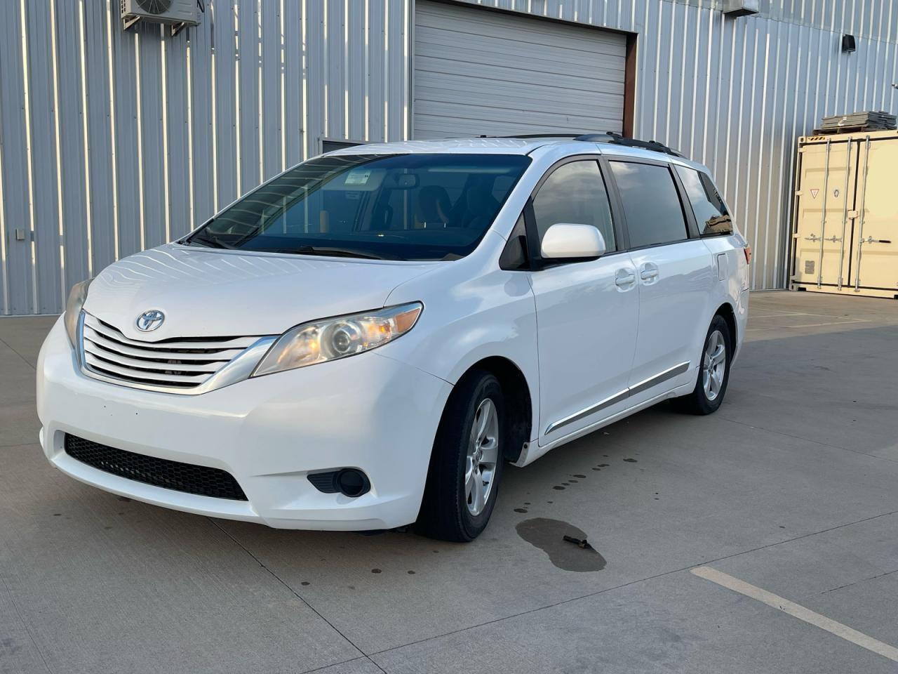 2015 Toyota Sienna Le - Image 2