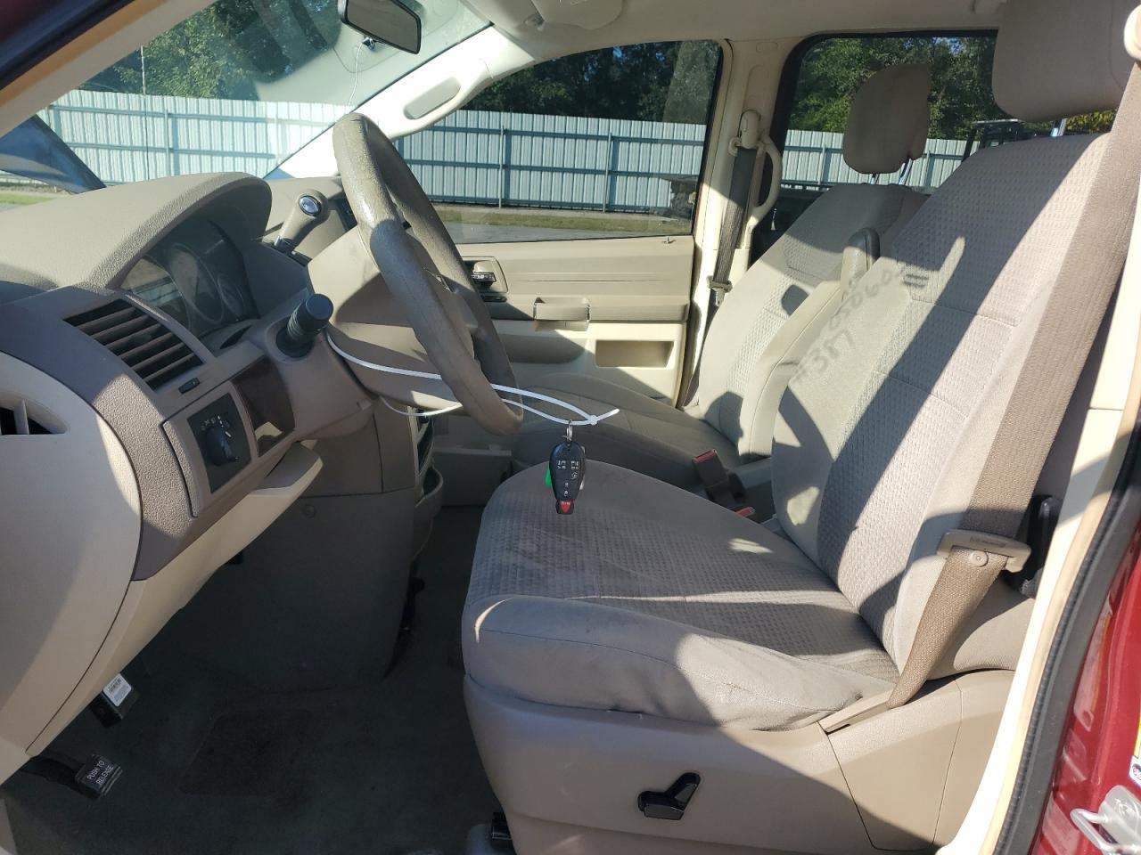 2010 Chrysler Town & Country Lx - Фото 7