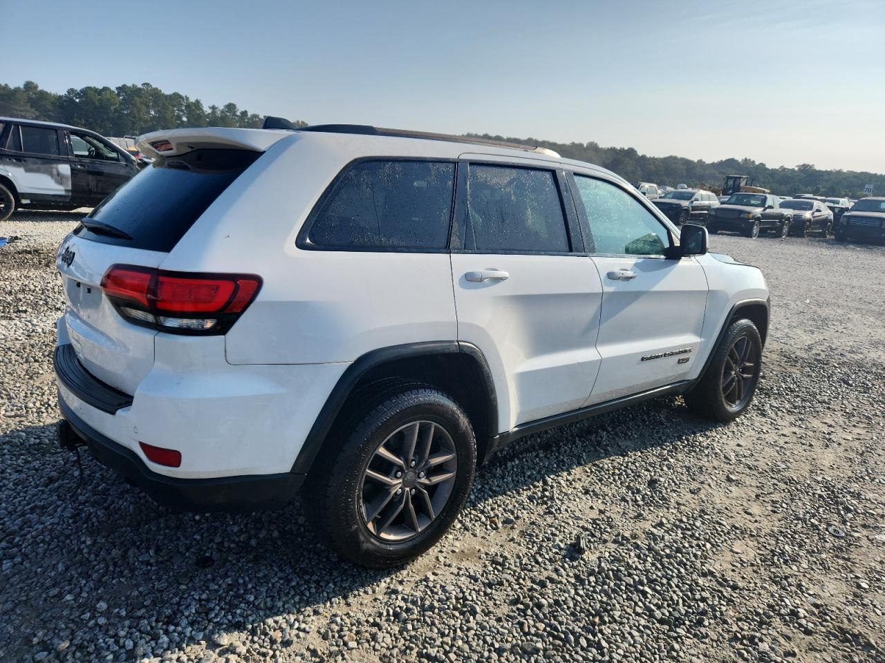 2016 Jeep Grand Cherokee Laredo - Image 3